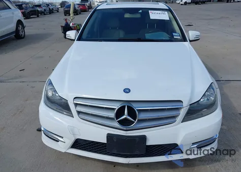 2013 Mercedes-Benz C 300 Sport 4Matic z USA, uszkodzony, nr VIN WDDGF8AB3DR282007
